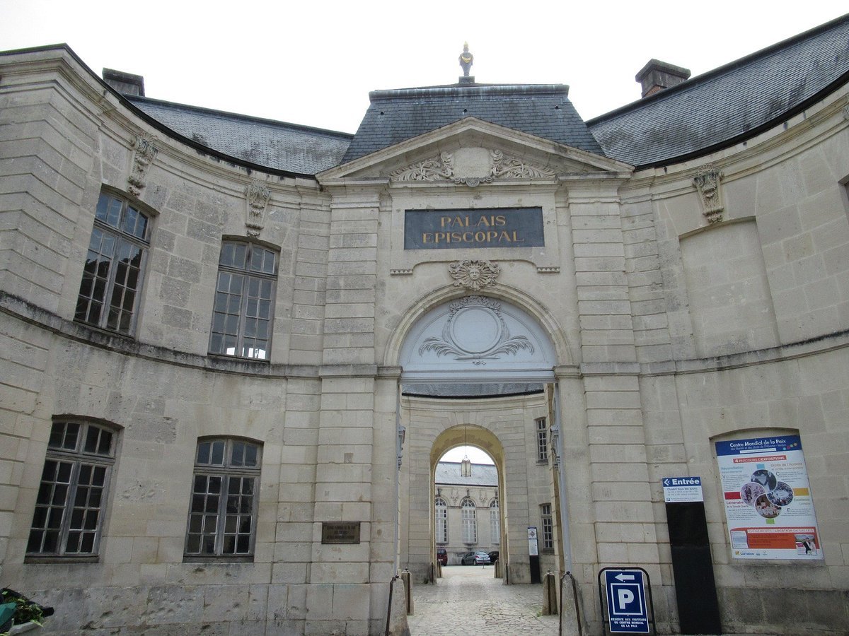 🕊️ 세계 평화 자유 인권 센터 (상트르 몽디알 드 라 페, 데 리베르테 에 데 드루아 드 롬)